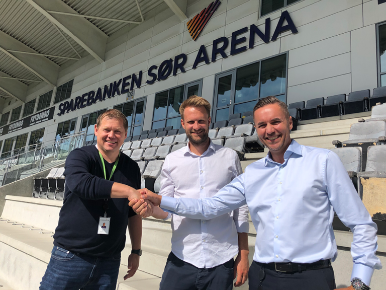 Ole Gerhard Sørensen blir gratulert med ny jobb av styreleder Espen Schou-Nilsen og avtroppende daglig leder Geir Åge Olsen