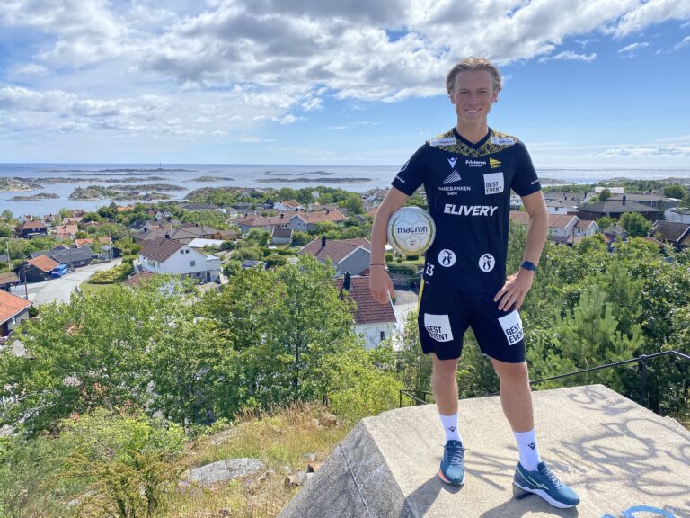 Mathias Grundetjern på toppen av Flekkerøy der han har spilt fotball store deler av livet sitt (Foto: Egil Olsen).