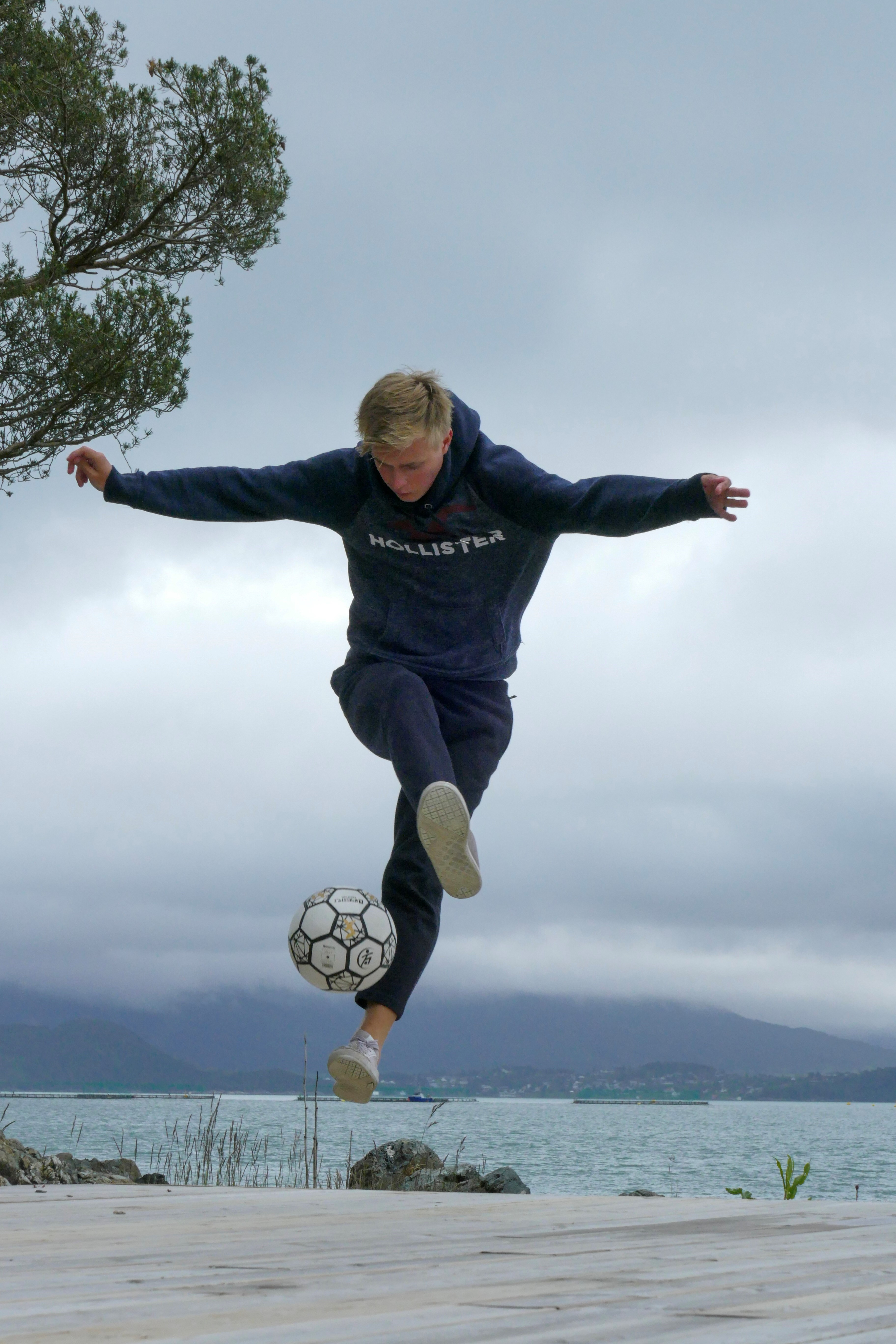 Sondre Aksnes skal opptre på del 1 av cupshowet.